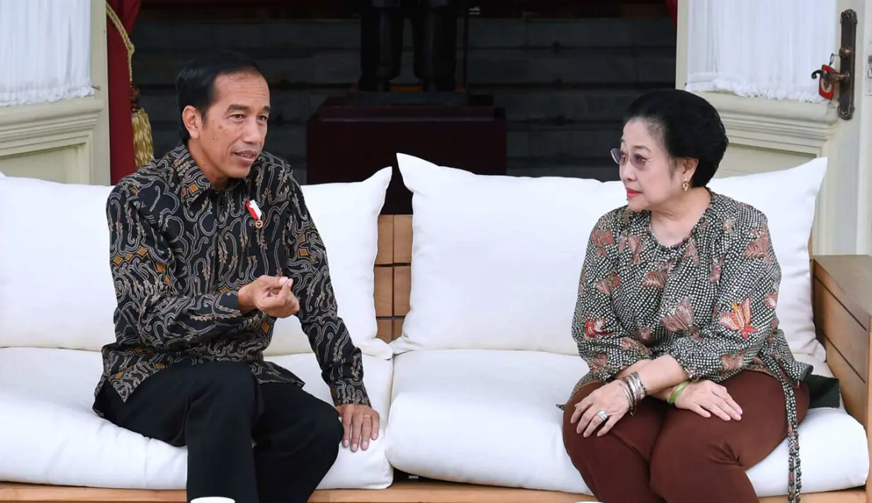 Presiden Joko Widodo (Jokowi) berbincang dengan Megawati Soekarnoputri di teras belakang Istana Merdeka, Jakarta, Senin (21/11). Pertemuan tersebut membahas kondisi politik nasional, ekonomi dan pilkada. (Biropres Kepresidenan/Laily)