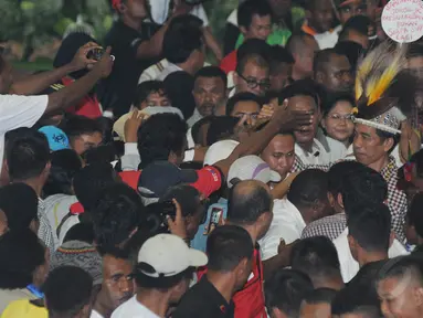 Jokowi yang mengenakan topi mahkota khas Papua disambut ratusan warga di Gedung Olahraga Waringin, Jayapura, Kamis (5/6/14). (Liputan6.com/Herman Zakharia)