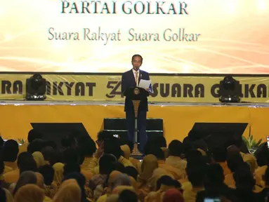 Presiden Joko Widodo (Jokowi) memberikan sambutan saat menghadiri HUT ke-54 Partai Golongan Karya (Golkar) di Jakarta, Minggu (21/10).Perayaan HUT Golkar ini mengangkat tema 'Bersama Rakyat, Kita Raih Kemenangan Pemilu 2019'. (Liputan6.com/Angga Yuniar)