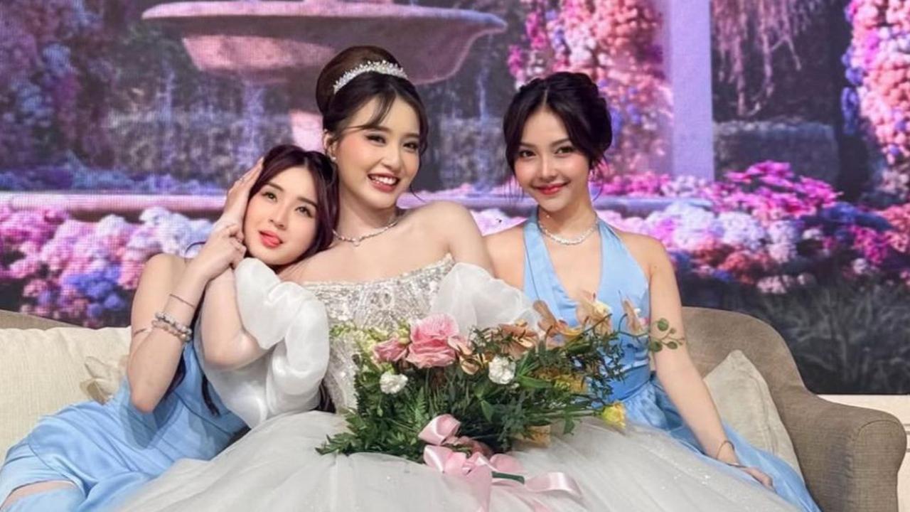Penampilan Anggun Catheez dan Meyden saat Jadi Bridesmaid Pernikahan Vior, Cantik Natural Pakai Gaun Biru Pastel