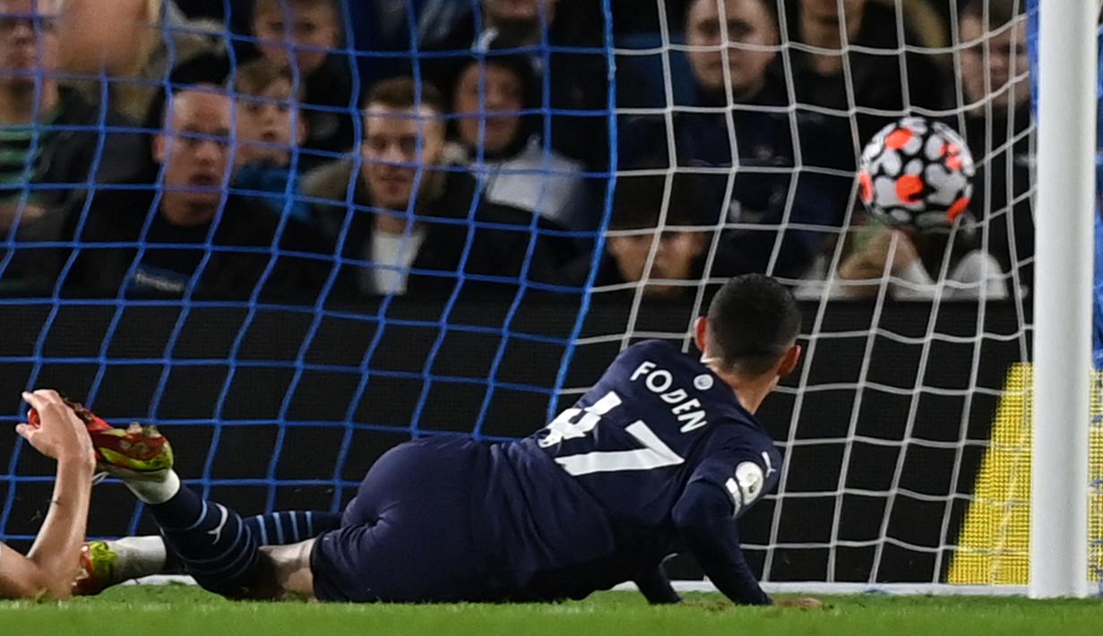 Manchester City justru menambah keunggulan menjadi 2-0 pada menit ke-28. Phil Foden sukses memanfaatkan umpan dari Jack Grealish untuk menaklukkan Robert Sanchez. (AFP/Glyn Kirk)