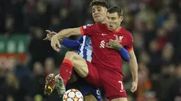 Gelandang Liverpool James Milner dan bek FC Porto Fabio Cardoso berebut bola pada pertandingan kelima Grup B Liga Champions di Anfield, Kamis (25/11/2021) dini hari WIB. Kemenangan Liverpool 2-0 atas sang tamu FC Porto dipersembahkan oleh gol Thiago Alcantara dan Mohamed Salah. (AP Photo/Jon Super)