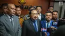 Mantan Menko Kemaritiman Rizal Ramli memberikan keterangan setibanya di Bareskrim Polri, Jakarta, Senin (26/11). Rizal diperiksa sebagai pelapor atas dugaan pencemaran nama baik dengan terlapor Ketum Partai Nasdem Surya Paloh. (Liputan6.com/Faizal Fanani)