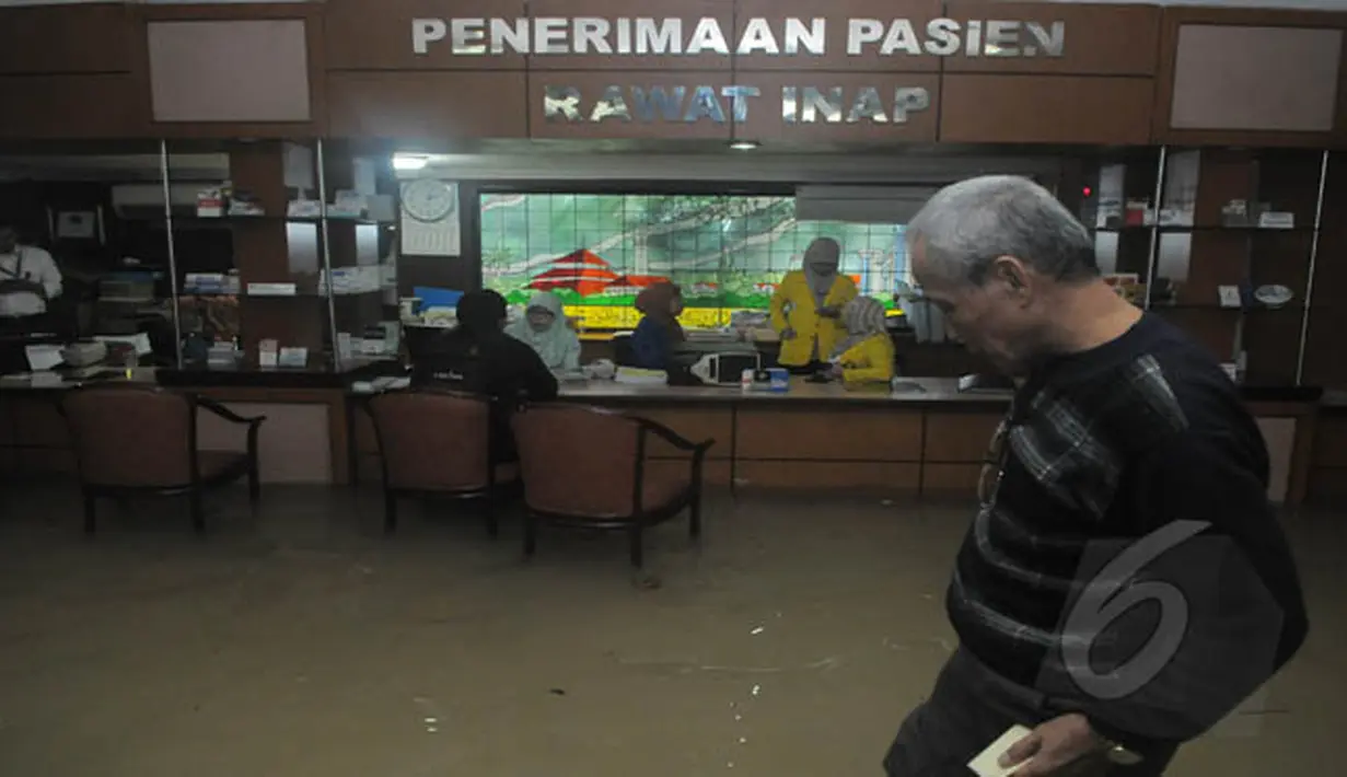 Rumah Sakit Islam Jakarta, tetap melayani pasien meskipun terendam banjir, Senin (9/2/2015). (Liputan6.com/Herman Zakharia)