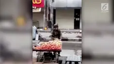 Seorang tentara Israel terekam mencuri buah milik pedagang Palestina. Rekaman ini diambil oleh warga Palestina dan menyebar di media sosial.