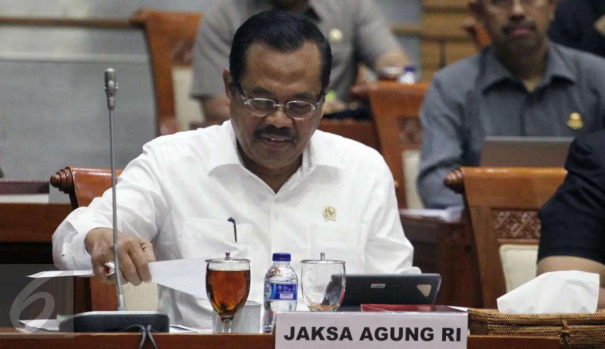 Jaksa Agung H. M. Prasetyo saat menggelar rapat dengan Komisi III DPR RI di Kompleks Parlemen, Senayan, Jakarta, Rabu (1/2). Rapat tersebut membahas penanganan kasus korupsi dan kinerja di Kejaksaan Agung. (Liputan6.com/Johan Tallo)