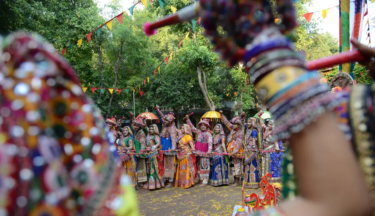 Para penari berpartisipasi dalam latihan tari 'Garba' menjelang festival 'Navratri' di Ahmedabad (5/10). 'Navratri' atau festival tari dimulai 10 Oktober 2018 dan memuncak dengan perayaan 'Dussehra'. (AFP Photo/Sam Panthaky)