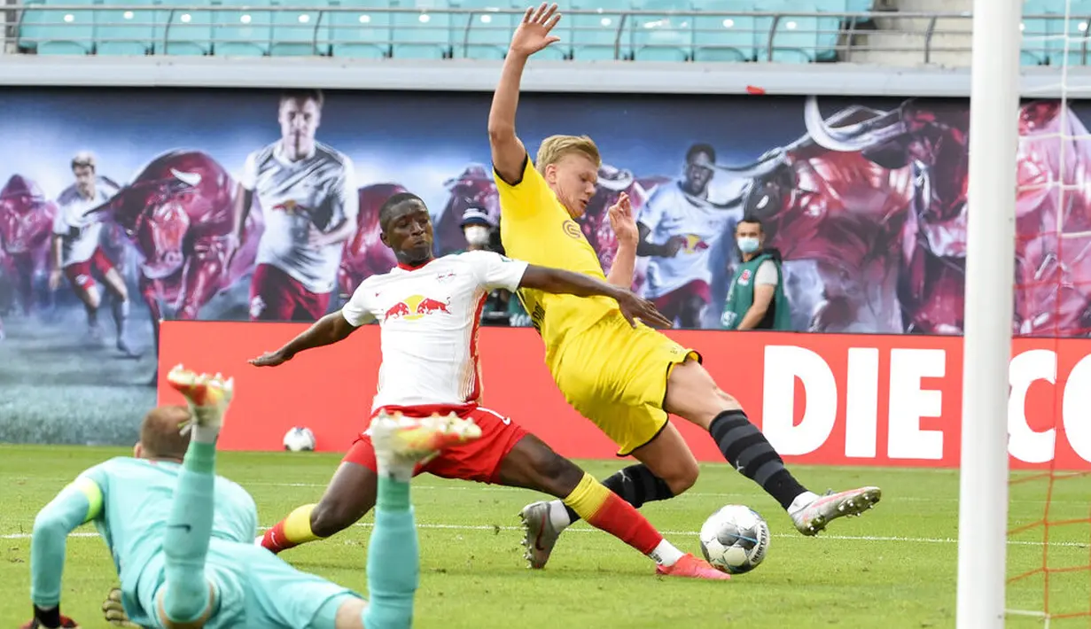 Pemain Borussia Dortmund, Erling Braut Haaland, mencetak gol ke gawang RB Leipzig pada laga  Bundesliga di Red Bull Arena Sabtu (20/6/2020). RB Leipzig takluk 0-2 dari Borussia Dortmund. (AP/Jens Meyer)