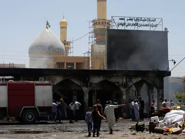 Kondisi kawasan makam Sayid Muhammad bin Ali al-Hadi di Balad usai terkena serangan bom bunuh diri, Baghdad, Irak (8/7). Diduga yang melakukan serangan adalah kelompok ISIS. (REUTERS / Thaier Al-Sudani)