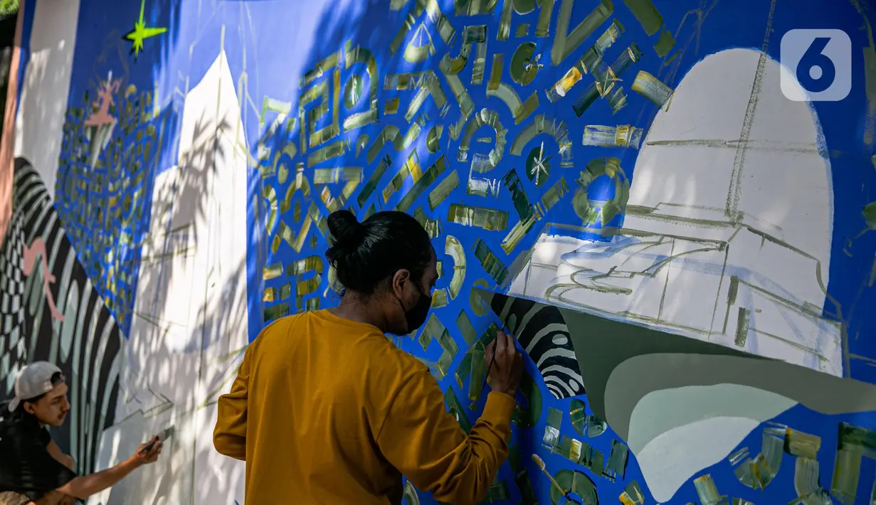 Seniman mural komunitas Converse All Stars melukis dinding Institut Perancis Indonesia (IFI) di Jalan MH. Thamrin, Jakarta, Rabu (2/12/2020). Dalam aksinya, seniman mural melukis dengan cat khusus ramah lingkungan yang diklaim bisa mengurangi polutan udara berbahaya. (Liputan6.com/Faizal Fanani)