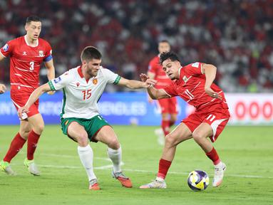 Pemain Timnas Indonesia, Ragnar Oratmangoen (kanan) menggiring bola dibayangi pemain Bulgaria, Petko Hristov dalam laga final FIFA Series 2026 di Stadion Utama Gelora Bung Karno (SUGK), Senayan, Jakarta, Senin (30/03/2026). (Bola.com/M Iqbal Ichsan)