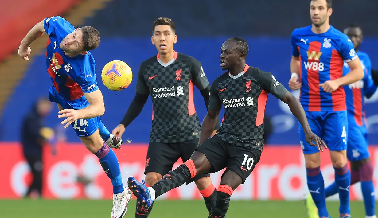 Penyerang Liverpool, Sadio Mane, berebut bola dengan bek Crystal Palace, Gary Cahill, pada laga lanjutan Liga Inggris di Selhurst Park Stadium, Sabtu (19/12/2020) malam WIB. Liverpool menang 7-0 atas Crystal Palace. (AFP/Adam Davy/pool)