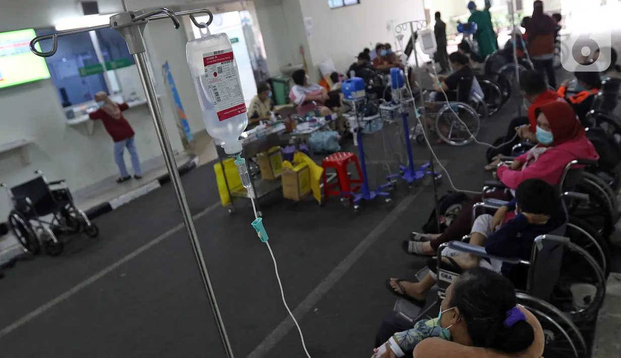 Suasana IGD RSUD Cengkareng, Jakarta, Rabu (23/06/2021). Meningkatnya kasus COVID-19 di Jakarta membuat pasien harus mengantre di luar IGD untuk mendapatkan tempat perawatan. (Liputan6.com/Herman Zakharia)