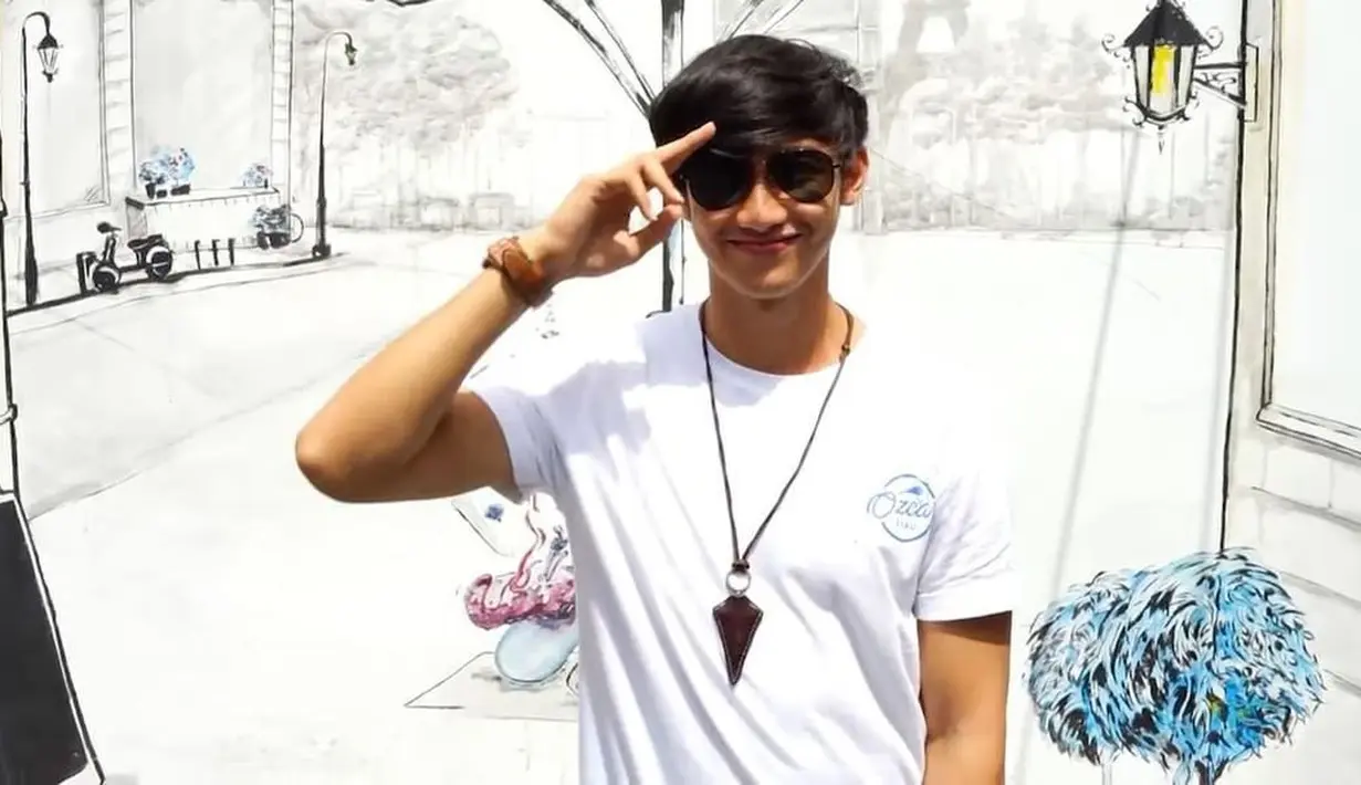 "Nanti, begitu natal, mereka datang semua ke rumah. Mereka antre, terus kami ngasih makan dan ngasih bingkisan," jelas Immanuel Caesar Hito  dilansir dari Liputan6.  (Instagram/hitocaesar)