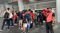 Suporter Timnas Indonesia sudah mengantre sejak siang hari untuk masuk ke area Stadion Utama Gelora Bung Karno demi menyaksikan laga penyisihan grup Piala AFF 2022 Indonesia vs Thailand yang dimulai pukul 16.30 WIB. (Lipuatn6.com/Melinda Indrasari).