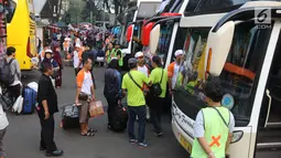 Suasana pelepasan peserta BNI Digimudik 2018 di TMII, Jakarta, Jumat (8/6). Aktivitas ini juga sekaligus membantu pemerintah dalam mengatasi masalah transportasi. (Liputan6.com/Arya Manggala)
