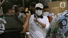Wali Kota Ambon, Richard Louhenapessy (tengah) bersiap memasuki Gedung KPK, Jakarta, Jumat (13/5/2022). Richard Louhenapessy akan menjalani pemeriksaan dugaan suap terkait pemberian persetujuan izin prinsip pembangunan cabang usaha retail di Kota Ambon tahun 2020. (Liputan6.com/Helmi Fithriansyah)
