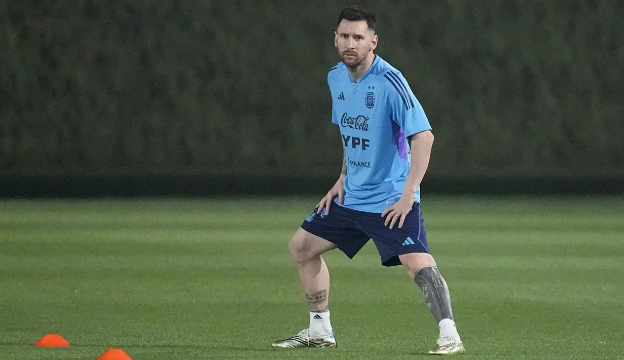Penyerang timnas Argentina Lionel Messi terlihat saat sesi latihan di Doha, Qatar, Sabtu (19/11/2022). Lionel Messi menjalani latihan terpisah dari rekan-rekannya menjelang laga perdana di Piala Dunia 2022. (AP Photo/Jorge Saenz)