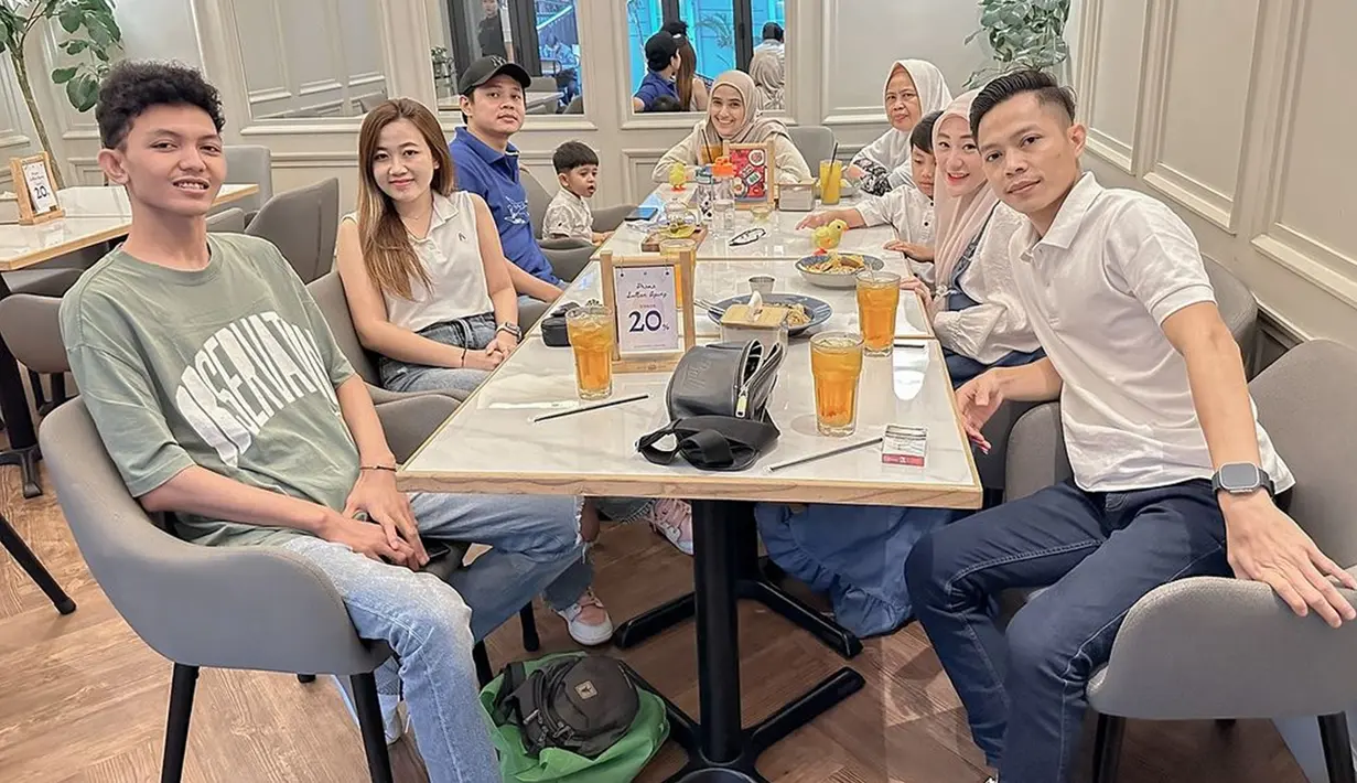 Ikram Rosadi, Larissa Chou, dan Yusuf juga turut hadir dalam momen perayaan sederhana ini. Bahkan kekasih Amalia adik Iqbal dan Ikram Rosadi juga ikut merayakan ulang tahun Iqbal yang ke-28 tahun. Menilik dari story Instagram Amalia, rupanya ulang tahun kakaknya dan kekasihnya dirayakan bersamaan. Iqbal Fitrah genap 28 tahun, sementara Adit kekasihnya genap 22 tahun. (Liputan6.com/IG/@iqbalfitrahr)