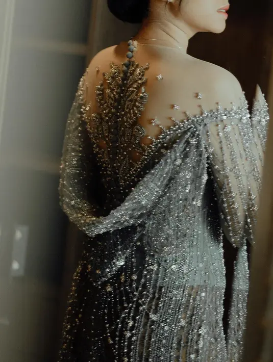 Kebaya tersebut pun dipadukan Ochi dengan kain batik warna coklat. Ia kemudian menyempurnakan penampilannya dengan pulasan makeup flawless  dan tatanan rambut updo simple oleh@chikievers.  [@ochi24]