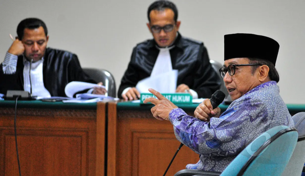 Mantan Sekjen ESDM, Waryono Karno memberikan kesaksian di sidang lanjutan Sutan Bhatoegana di Pengadilan Tipikor, Jakarta, Kamis (21/5/2015). Waryono bersaksi terkait dugaan suap APBN-P 2013 di Kementerian ESDM. (Liputan6.com/Yoppy Renato)