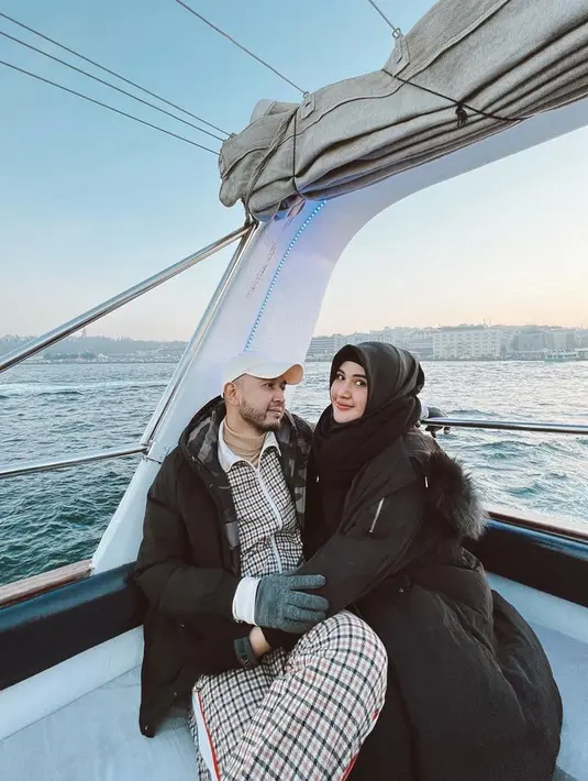 1 fashion item banyak gaya. Seperti coat dengan aksen bulu yang versatile dipakai dengan beragam look. [Foto: @cameliaputricp]