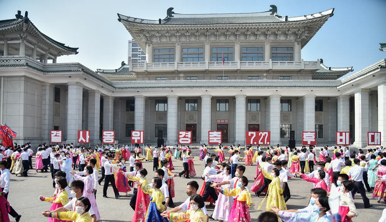 Para siswa ikut serta dalam 'pesta dansa' di luar Grand Theatre sebagai bagian dari acara yang menandai peringatan ke-68 berakhirnya Perang Korea atau disebut sebagai 'Hari Kemenangan dalam Perang Pembebasan Tanah Air Besar', di Pyongyang (27/7/2021). (AFP/STR/KCNA VIA KNS)