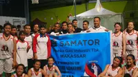 Pemain Merah Putih Samator berfoto bersama karyawan perusahaan Samator Grup yang datang menyaksikan Srikandi Cup 2017, Rabu (29/11/2017). (Bola.com/Andhika Putra)