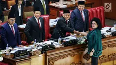 Menteri Kesehatan Nina Moelok bersalaman dengan Wakil Ketua DPR RI Agus Hermanto saat Rapat Paripurna di Kompleks Parlemen, Senayan, Jakarta, Rabu (13/2). Agenda utama rapat untuk pengambilan keputusan terhadap RUU Kebidanan. (Liputan6.com/JohanTallo)