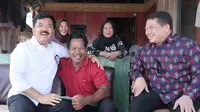 Menteri Agraria dan Tata Ruang/Kepala Badan Pertanahan Nasional (ATR/BPN), Hadi Tjahjanto, menyerahkan sertifikat kepada masyarakat Suku Bajo yang ada di Desa Anaiwoi, Kabupaten Kolaka, Sulawesi Tenggara, Rabu (15/11/2023) (Istimewa)