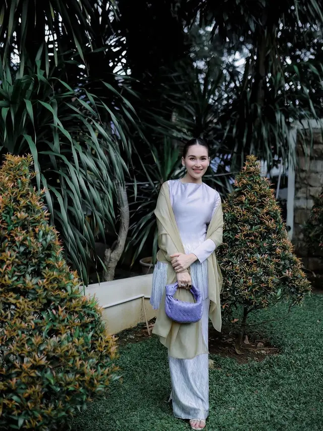 6 Gaya Kembaran Ayu Ting Ting Bareng Calon Ibu Mertua dan Adik Ipar, Kompak Pakai Baju Kurung