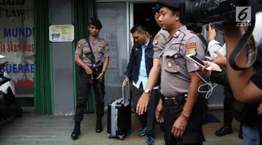 Penyidik KPK membawa dokumen usai melakukan penggeledahan kantor mantan kuasa hukum Setya Novanto, Fredrich Yunadi, di Gandaria, Jakarta, Kamis (11/1). Dari penggeledahan itu, penyidik menyita 27 dokumen dan 3 handphone. (Liputan6.com/Johan Tallo)