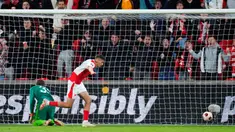 Pemain Slavia Praha Mojmir Chytil (kanan) melakukan selebrasi usai mencetak gol melewati kiper Sheriff Tiraspol  Maksym Koval pada pertandingan sepak bola Grup G Liga Europa di Fortuna Arena, Praha, Republik Ceko, Kamis (5/10/2023). (AP Photo/Petr David Josek)