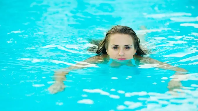 3 Cara Atasi Kulit Gosong dan Belang Sehabis Berenang