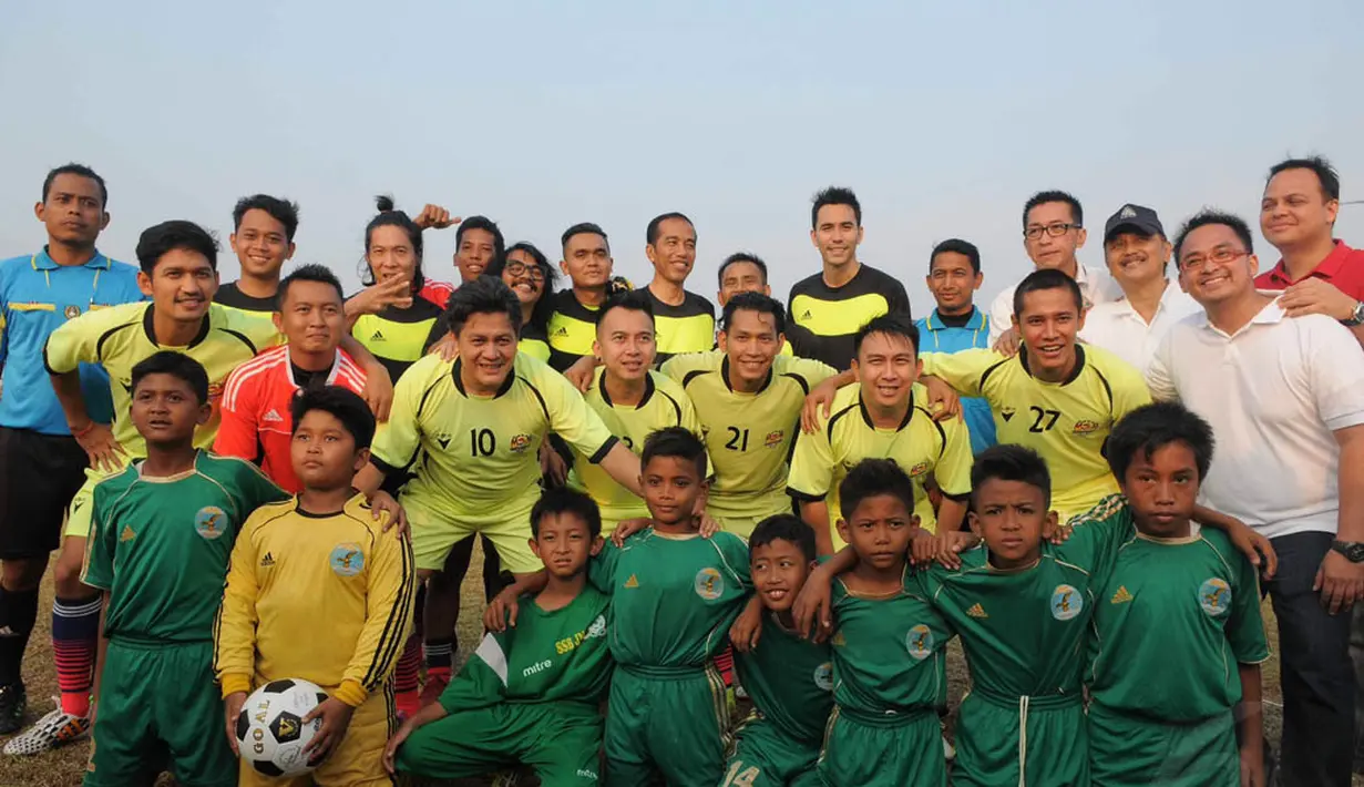 Selain Darius dan Judika, selebriti yang ikut beraksi di lapangan bersama Jokowi diantaranya, Augie Fantinus, Gusti Randa, dan Ibnu Jamil, Jakarta, Minggu (17/8/14). (Liputan6.com/Herman Zakharia)