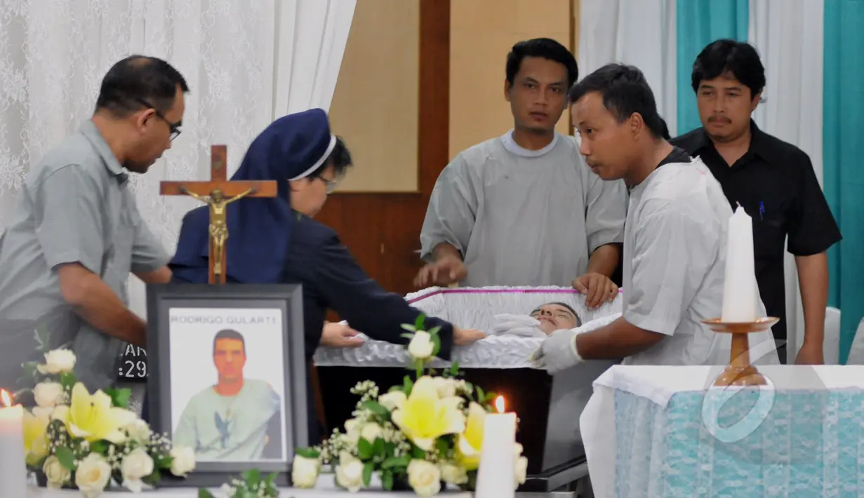 Jenazah terpidana mati asal Brazil Rodrigo Gularte usai dimandikan di rumah duka Saint Carolus, Jakarta, Rabu (29/4/2015). Rodrigo merupakan salah satu terpidana mati yang menyelundukan Narkotika jenis kokain sebanyak 19 Kg. (Liputan6.com/Andrian M Tunay)