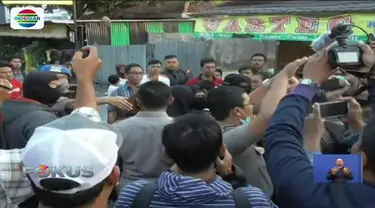 Dalam penangkapan yang terjadi di sebuah rumah makan, tiga terduga teroris diamankan bersama sejumlah barang bukti.