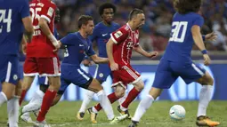 Gelandang Bayern Munchen, Franck Ribery, berusaha melewati pemain Chelsea pada laga turnamen pramusim ICC 2017 di Stadion Nasional Singapura, Selasa (25/7/2017). Bayern Munchen menang 3-2 atas Chelsea. (EPA/Wallace Woon)