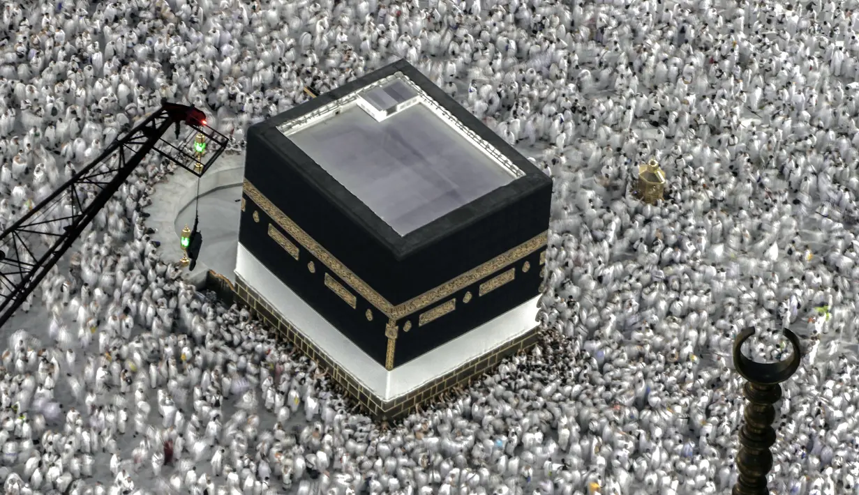 Jemaah haji mengelilingi Ka'bah, bangunan berbentuk kubus di Masjidil Haram, saat melaksanakan ibadah haji di Makkah, Arab Saudi, Kamis, 22 Juni 2023. (AP Photo/Amr Nabil)