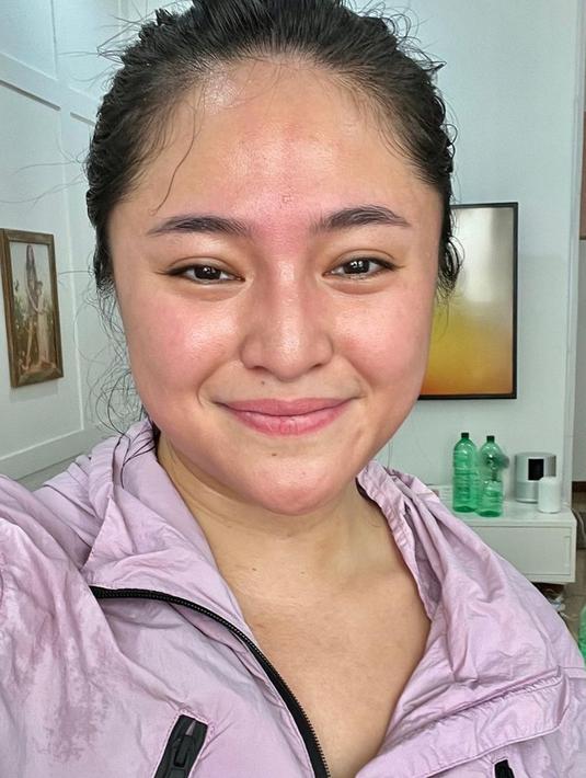 Wanita yang akrab disapa Chacha dengan fotonya tanpa makeup ini mengaku bahwa begitu mencintai dirinya dengan apa adanya. Ia juga menunjukkan wajah berkeringatnya usai berolahraga.(Liputan6.com/IG/@marshanda99)