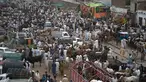 Orang-orang berkerumun di pasar ternak menjelang festival Muslim Idul Adha di Peshawar, Pakistan (13/7/2021). Jelang Idul Adha, Pasar ternak di Peshawar, Pakistan mulai sibuk menjual hewan kurban. (AFP/Abdul Majeed)