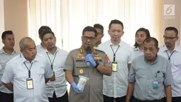 Kabid Humas Polda Metro Jaya Kombes Pol Argo Yuwono (tengah) memberi keterangan kasus peredaran obat tanpa izin di Polda Metro Jaya, Jakarta, Kamis (7/2). Polisi menyita uang hasil penjualan senilai Rp 5,67 juta. (Liputan6.com/Herman Zakharia)