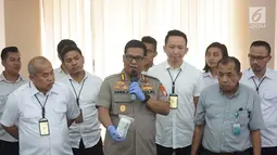 Kabid Humas Polda Metro Jaya Kombes Pol Argo Yuwono (tengah) memberi keterangan kasus peredaran obat tanpa izin di Polda Metro Jaya, Jakarta, Kamis (7/2). Polisi menyita uang hasil penjualan senilai Rp 5,67 juta. (Liputan6.com/Herman Zakharia)