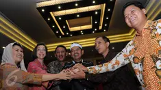 Direktur Eksekutif The Wahid, Yenny Wahid (kiri) dan Ketua Komnas HAM Nur Kholis (kedua kanan) saling berjabat tangan pada Kongres Nasional Kebebasan Beragama dan Berkeyakinan di Jakarta, Selasa (23/2). (Liputan6.com/Helmi Afandi)