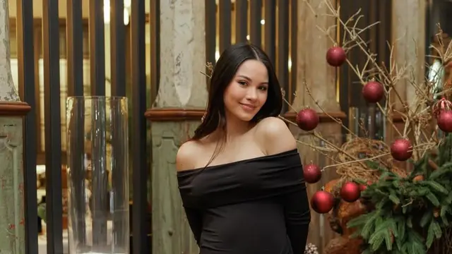 Alyssa Daguise Kenakan Dress Bodycon warna hitam perlihatkan baby bump. [@ellinstudios]