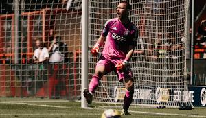 Maarten Paes saat membawa Ajax mengalahkan Utrecht melalui drama adu penalti 4-3 (1-1) dalam laga playoff di Kras Stadion, Volendam, Minggu (24-5-2026) malam WIB. (Dok. ajax.nl)
