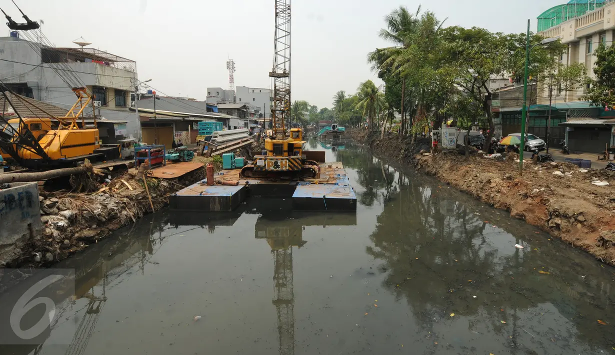 Beberapa alat berat dikerahkan untuk memasang sheetpile di Kaliduri Jakarta, Selasa (10/11/2015). Untuk mencegah banjir, Pemerintah Provinsi DKI Jakarta melakukan pengembangan sistem drainase Kaliduri Jakarta Barat. (Liputan6.com/Helmi Fithriansyah)
