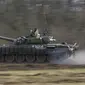 Tank Rusia berguling saat latihan militer di tempat latihan Molkino, Krasnodar, Rusia, 14 Desember 2021. Ketegangan antara Rusia dan Ukraina meningkat dalam beberapa pekan terakhir. (AP Photo)