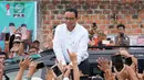 Anies Baswedan berdiskusi dengan kelompok petani setempat mengenai kendala yang dialami di bidang pertanian. (AP Photo/Achmad Ibrahim)