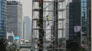 Kawat baja terlihat mengitari Patung Selamat Datang, Bundaran HI, Jakarta, Jumat (25/3). Pemasangan kawat baja tersebut bertujuan untuk menjaga patung dari goncangan ketika bor Antareja melintasi kawasan Bundaran HI. (Liputan6.com/Faizal Fanani)